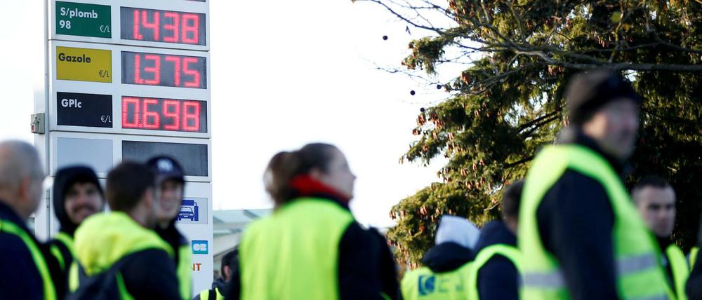 Höhere Steuern, höhere Spritpreise: In Frankreich sind deshalb die „Gelbwesten“ auf der Straße.