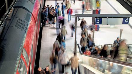 Immer mehr Menschen ziehen in den Berliner Speckgürtel und müssen dann pendeln. 