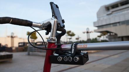 An der Stange. So sieht der Radmesser-Sensor zusammen mit dem Smartphone am Fahrrad aus.