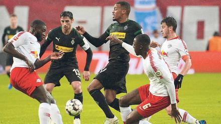 Bis hierhin und nicht weiter. Für die Offensive der Gladbacher war gegen Dayot Upamecano (links) und Ibrahima Konaté kein Durchkommen. 