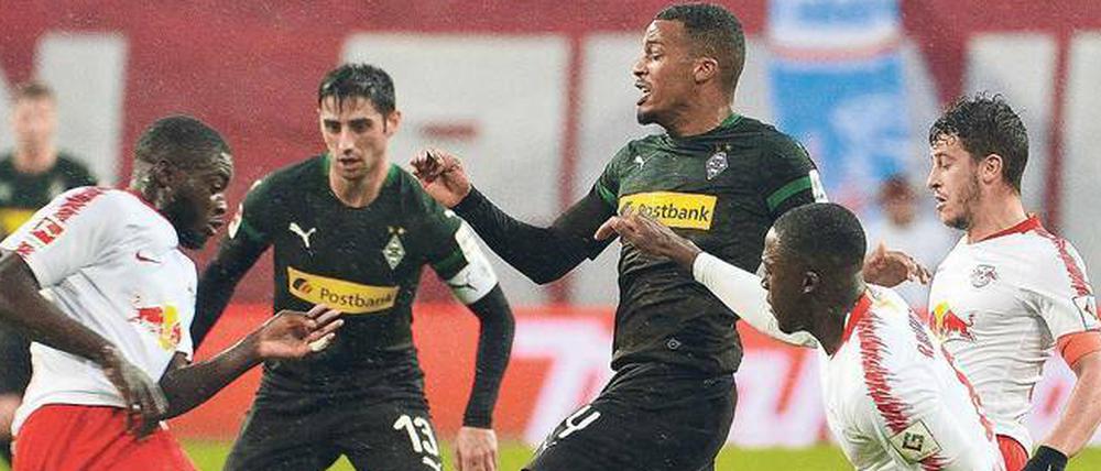 Bis hierhin und nicht weiter. Für die Offensive der Gladbacher war gegen Dayot Upamecano (links) und Ibrahima Konaté kein Durchkommen. 