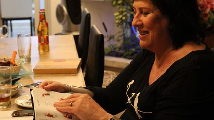Ilana Marcus und das Buch mit Kinderliedern.