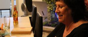 Ilana Marcus und das Buch mit Kinderliedern.