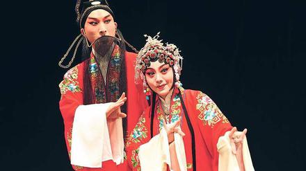 Im Reich der fließenden Übergänge. Szene aus Tang Xianzus „Traum von Handan“ mit Zhang Weiwei (links) und Chen Li.
