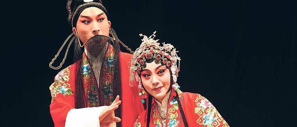 Im Reich der fließenden Übergänge. Szene aus Tang Xianzus „Traum von Handan“ mit Zhang Weiwei (links) und Chen Li.