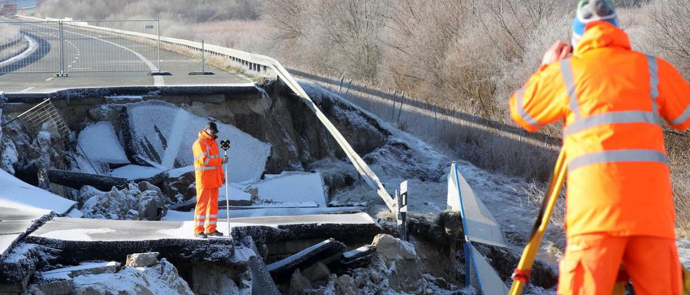 Die abgesackte Ostseeautobahn bei Tribsees Anfang des Jahres. Das ursprünglich 40 Meter große Loch wuchs auf 95 Meter.