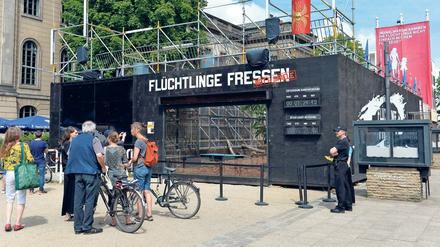 Berliner Aktion: Im Sommer 2016 baute das Zentrum ein Tigergehege mit der Aufschrift "Flüchtlinge Fressen" vor dem Maxim Gorki Theater auf.