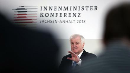 Bundesinnenminister Horst Seehofer spricht während der Pressekonferenz zum Abschluss der Innenministerkonferenz in Magdeburg. 