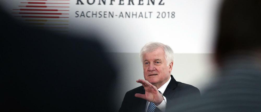 Bundesinnenminister Horst Seehofer spricht während der Pressekonferenz zum Abschluss der Innenministerkonferenz in Magdeburg.