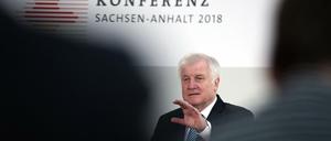 Bundesinnenminister Horst Seehofer spricht während der Pressekonferenz zum Abschluss der Innenministerkonferenz in Magdeburg. 