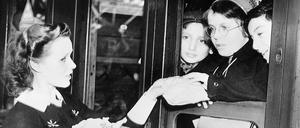 Jüdische Kinder, die vor den Nationalsozialisten geflohen sind, erhalten am Bahnhof von Southampton etwas zu essen, bevor sie nach London weiterfahren. 