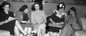 Nicht nur weiße, westliche Männer wirkten vor 70 Jahren in New York an der universellen Erklärung der Menschenrechte mit, sondern auch viele Frauen. Auf dem Bild zu sehen sind fünf von ihnen (v. l. n. r.): Die Libanesin Angela Jurdak, Fryderyka Kalinowski aus Polen, die Dänin Bodgil Begtrup, Minerva Bernardino aus der Dominikanischen Republik und die Inderin Hansa Mehta.