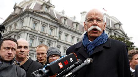 Daimler-Chef Dieter Zetsche spricht nach dem Treffen mit Trump zu Reportern. 