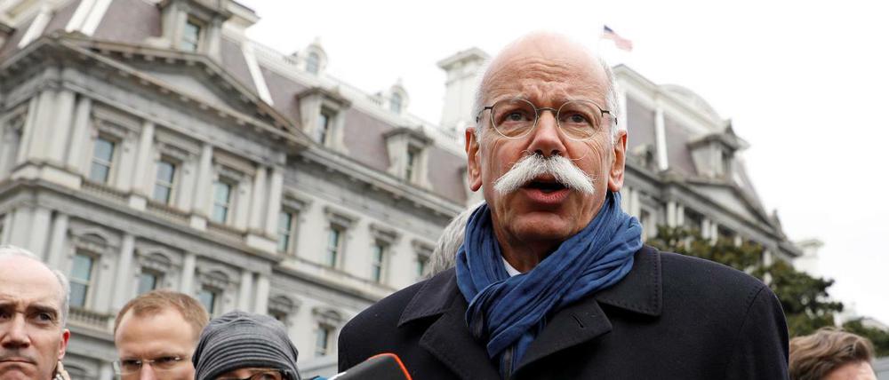 Daimler-Chef Dieter Zetsche spricht nach dem Treffen mit Trump zu Reportern.