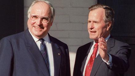 George H. W. Bush (r.)und Bundeskanzler Helmut Kohl im Jahr 1988 in Washington
