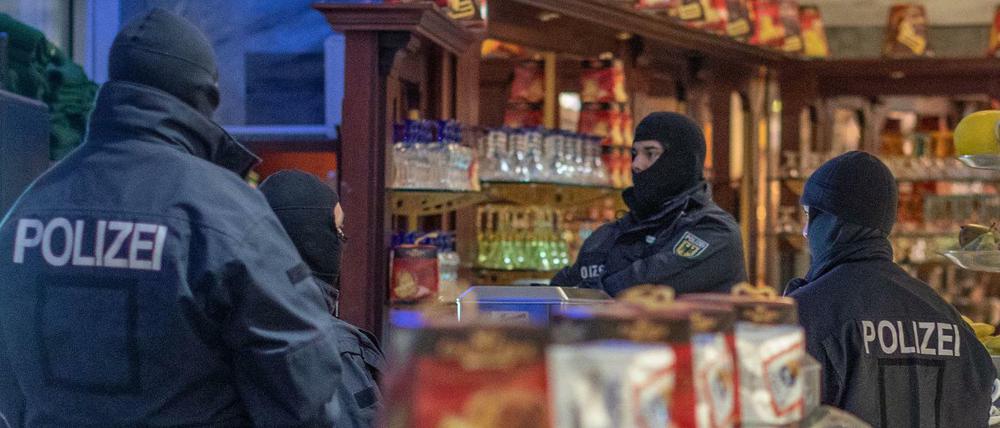 Polizisten stehen in einem Eiscafé in der Duisburger Innenstadt.