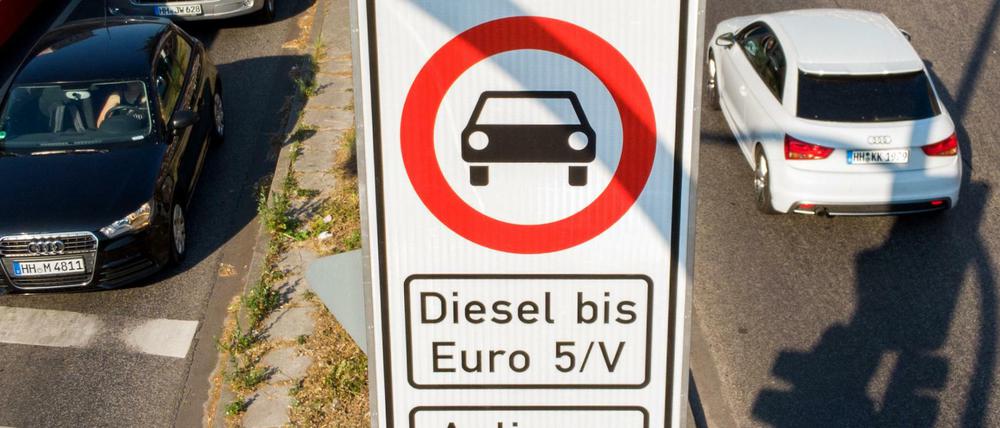 Ein Fahrverbotsschild für Fahrzeuge mit Diesel-Motor bis Euro5 in Hamburg