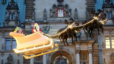 Durch die Luft schweben. Weihnachtsmann in Hamburg.