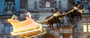Durch die Luft schweben. Weihnachtsmann in Hamburg.