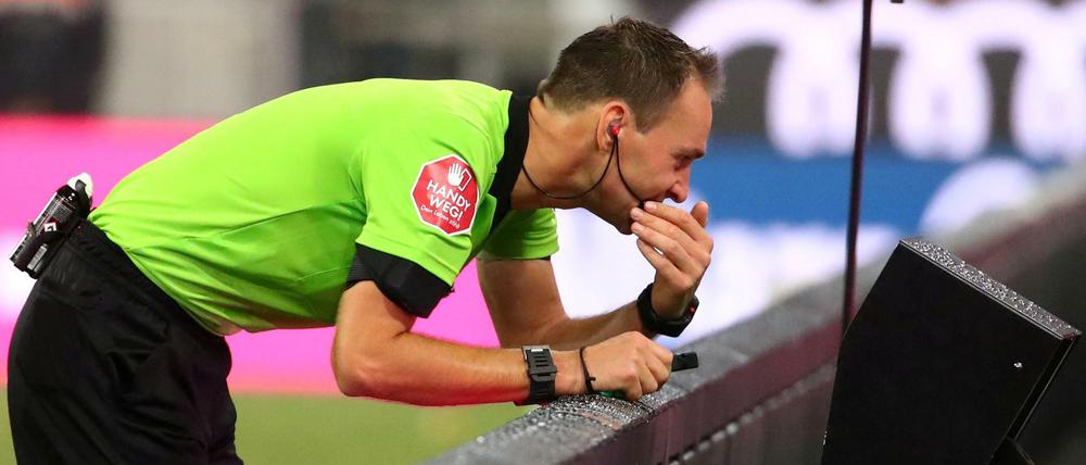 Noch mal kurz nachschauen. In der Bundesliga gibt es den Videobeweis schon seit fast anderthalb Jahren.