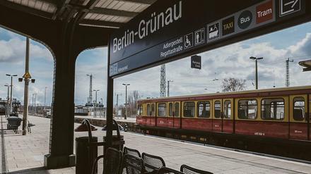 Eine S-Bahn hält im Bahnhof Grünau. (Archivbild)