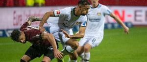 Leverkusens Karim Bellarabi (r.) im Zweikmapf mit Tim Leibold . 