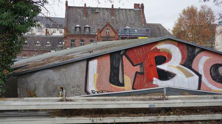 Die Halle zwischen Bahnhof und Bahnsteigen wird jetzt abgerissen, hier entsteht die Baulogistik für die Sanierung der Bahnsteige und des Personentunnels.