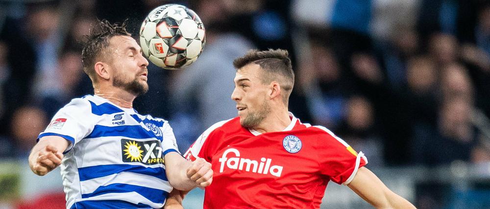 Auch die Verantwortlichen von Holstein Kiel (hier rechts Jonas Meffert im Spiel gegen Duisburg) sind verärgert.