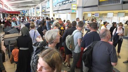 Abfertigung von Passagieren am Flughafen Tegel - mit langen Wartezeiten ist fast immer zu rechnen.