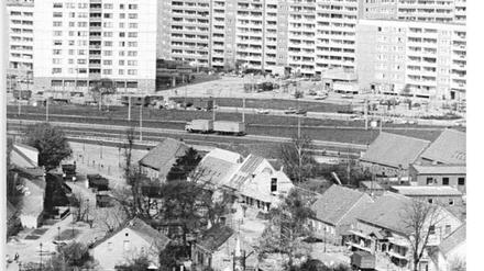 Historische Dorf- und Hochhaus-Ansicht von Berlin-Marzahn.