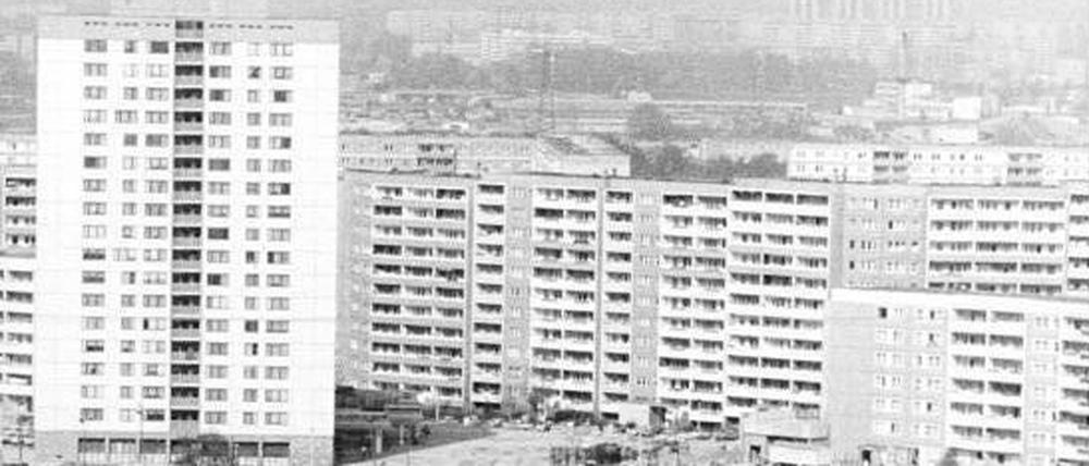 Historische Dorf- und Hochhaus-Ansicht von Berlin-Marzahn.