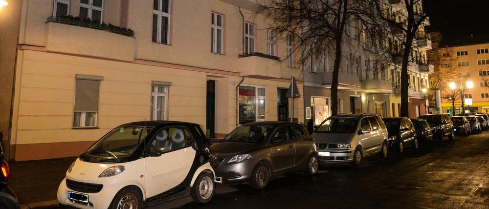 Vor einem Haus in der Rückertstraße ist ein Mann auf offener Straße erschossen worden.