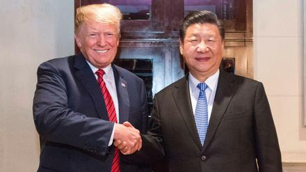 Der chinesische Präsident Xi Jinping (r) und sein US-amerikanischen Amtskollegen Donald Trump die Hand wollen vorerst keine neuen Strafzölle verhängen.