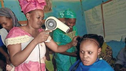 Die Welthungerhilfe hilft Frauen in Mali eine eigene Existenz, z.B. als Friseurin, aufzubauen.