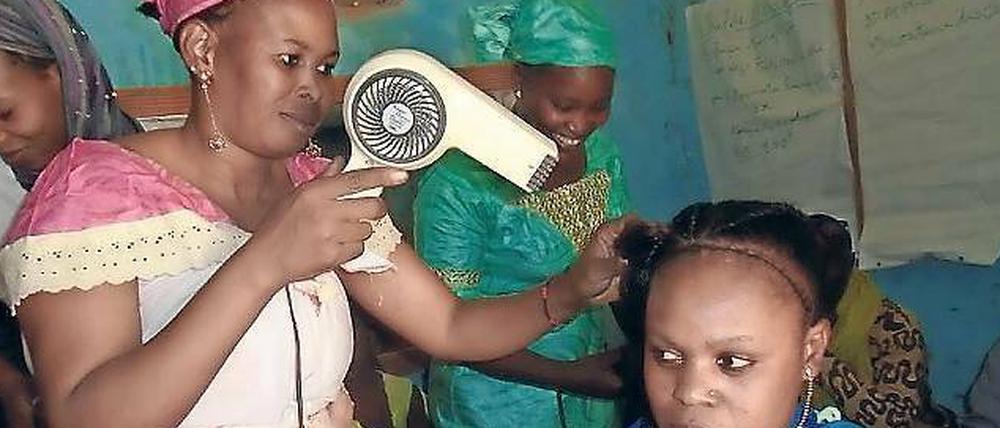 Die Welthungerhilfe hilft Frauen in Mali eine eigene Existenz, z.B. als Friseurin, aufzubauen.