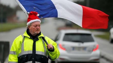 Ein Demonstrant der Gelbwesten in Frankreich. Auch die Bauern schließen sich jetzt an.