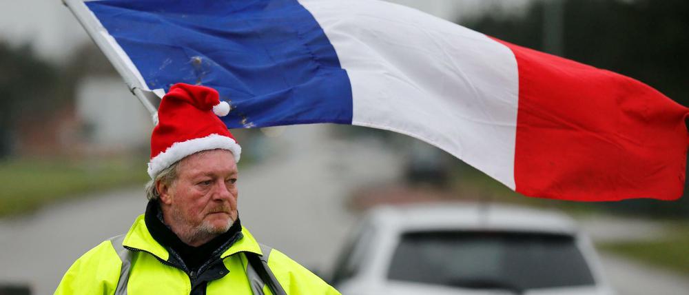 Ein Demonstrant der Gelbwesten in Frankreich. Auch die Bauern schließen sich jetzt an.
