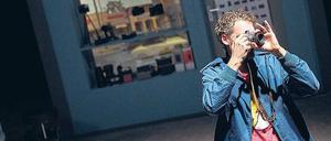 In der Midlife–Crisis. Wheeler, gespielt von Felix Rech. 