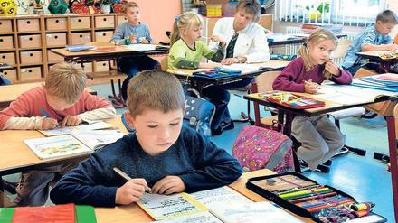 Grundschulkinder im Schreibunterricht.