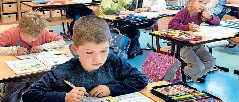 Grundschulkinder im Schreibunterricht.