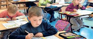 Grundschulkinder im Schreibunterricht.