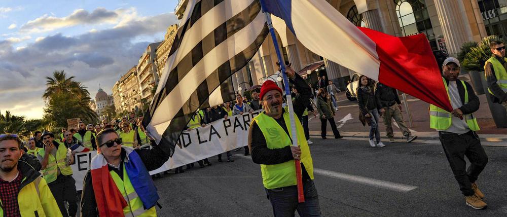 Mit gelben Warnwesten protestieren Bürger in Nizza gegen Reformen der Regierung.