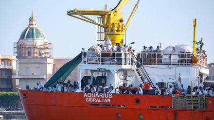 Als sie noch im Einsatz war: Die Aquarius läuft mit geretteten Flüchtlingen im Hafen von Trapani in Italien ein.