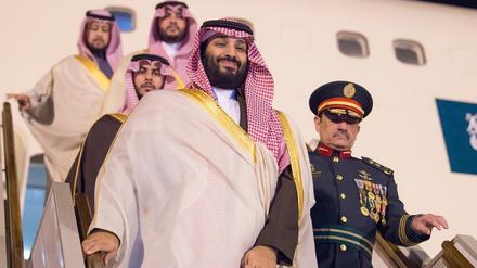 Der Kronprinz von Saudi-Arabien, Mohammed bin Salman, steigt aus seinem Flugzeug. 