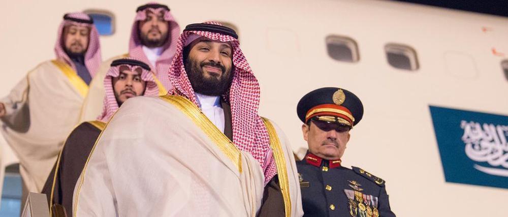 Der Kronprinz von Saudi-Arabien, Mohammed bin Salman, steigt aus seinem Flugzeug.