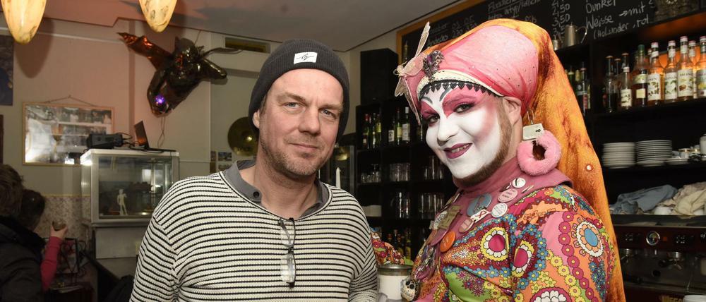 Jirka Witschak (l.) war der erste Wirt im „La Leander“. 2009 gab er die Bar ab, doch die Geburtstagsparty ließ er sich nicht entgehen.