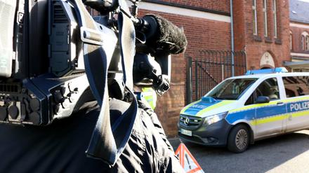 In Frankfurt (Oder) ist am Dienstagmorgen die Hauptpost wegen einer Bombendrohung evakuiert worden.