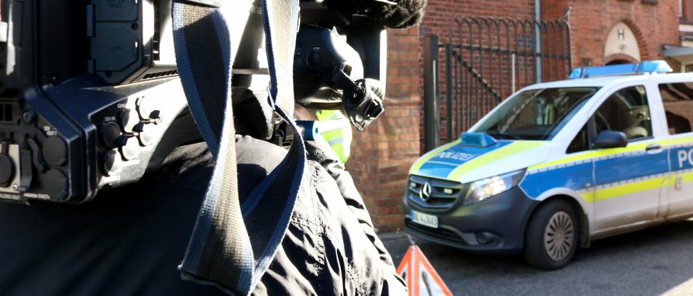 In Frankfurt (Oder) ist am Dienstagmorgen die Hauptpost wegen einer Bombendrohung evakuiert worden.