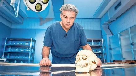 Michael Tsokos ist Professor für Rechtsmedizin und seit 2007 Leiter des Instituts für Rechtsmedizin an der Berliner Charité. 