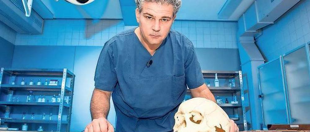 Michael Tsokos ist Professor für Rechtsmedizin und seit 2007 Leiter des Instituts für Rechtsmedizin an der Berliner Charité.